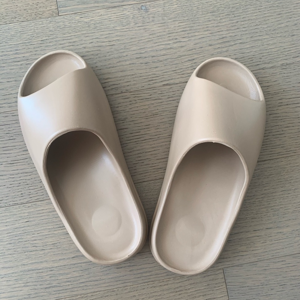 CHUKY SLIDES NWOT